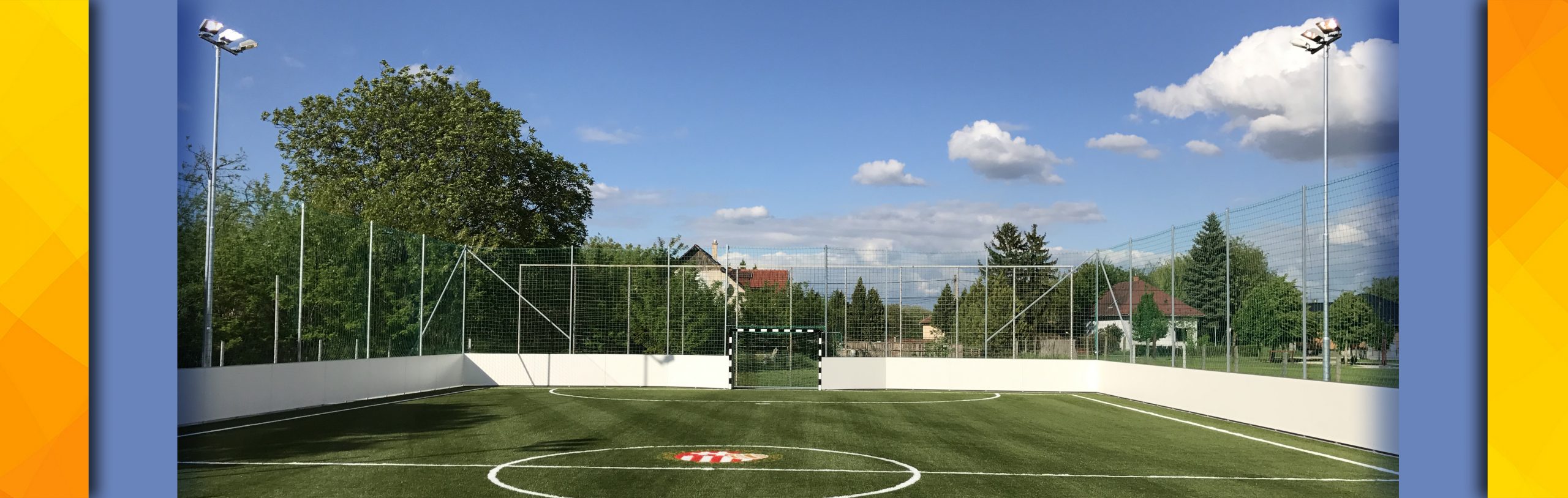 Sátortetős labdarúgó pálya megvilágítása Sopronban